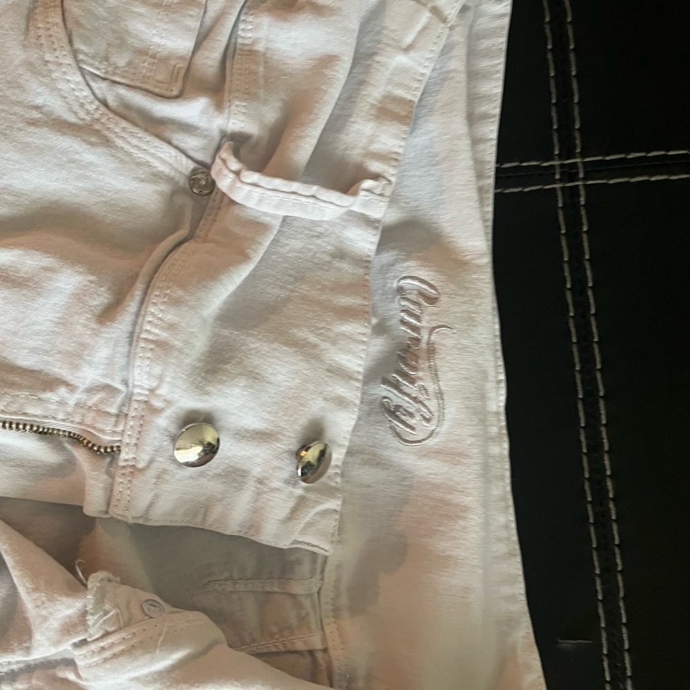 2 hector Julio capris. One cream one red
